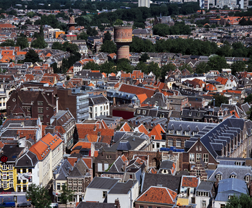 835920 Gezicht op een deel van de binnenstad van Utrecht, vanaf de Domtoren, uit het zuiden; op de achtergrond de ...